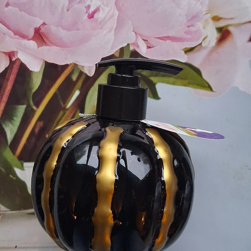 Pumpkin shaped soap dispenser NWT!